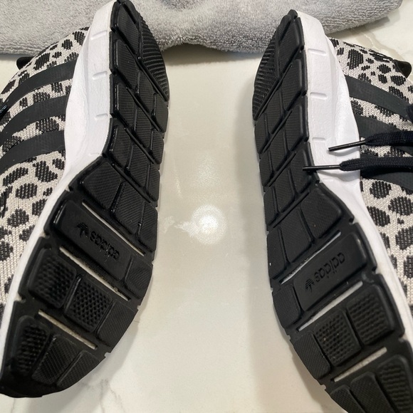 Adidas Swift Run size 8 barely wore 3 times great condition like brand new - Picture 2 of 5